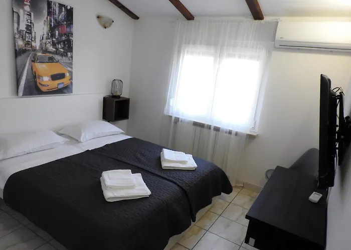 Ines- Stinjan 아파트 풀라