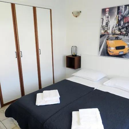 Ines- Stinjan Пула